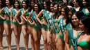 Sejumlah Kontestan Miss Philippines Earth 2017 berpose pada saat sesi media di Manila, Filipina, Rabu (5/7). Filipina dikenal dengan ratu kecantikannya, sama seperti Brasil yang dikenal dengan pemain bolanya. (AP Photo / Bullit Marquez)