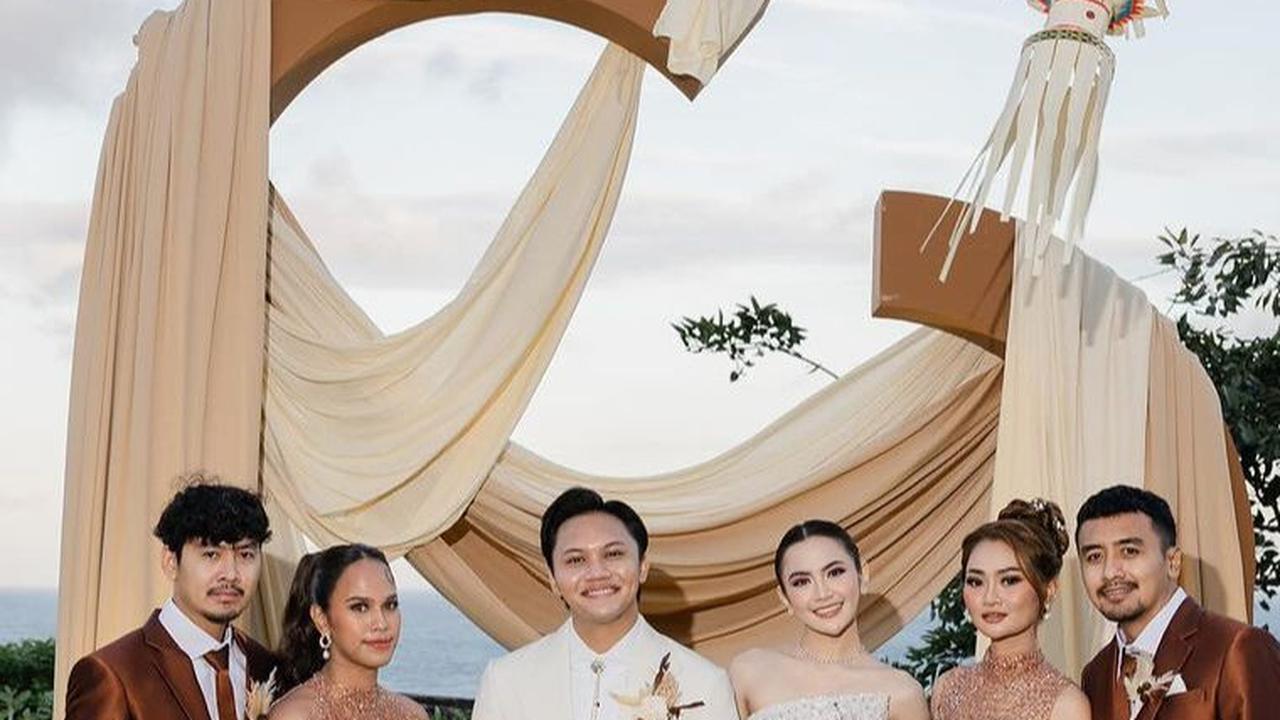 Acara yang digelar di Nusa Dua Bali itu menambah kesan romantis. Kebahagiaan keduanya semakin terasa oleh banyak orang.