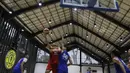 Pemain Timnas Basket Indonesia, Kevin Sitorus, berusaha memasukan bola saat bertanding melawan Satria Muda pada laga uji coba di BSD, Tangerang, Jumat (21/7/2017). Timnas Basket menang 87-52 atas Satria Muda. (Bola.com/M Iqbal Ichsan)