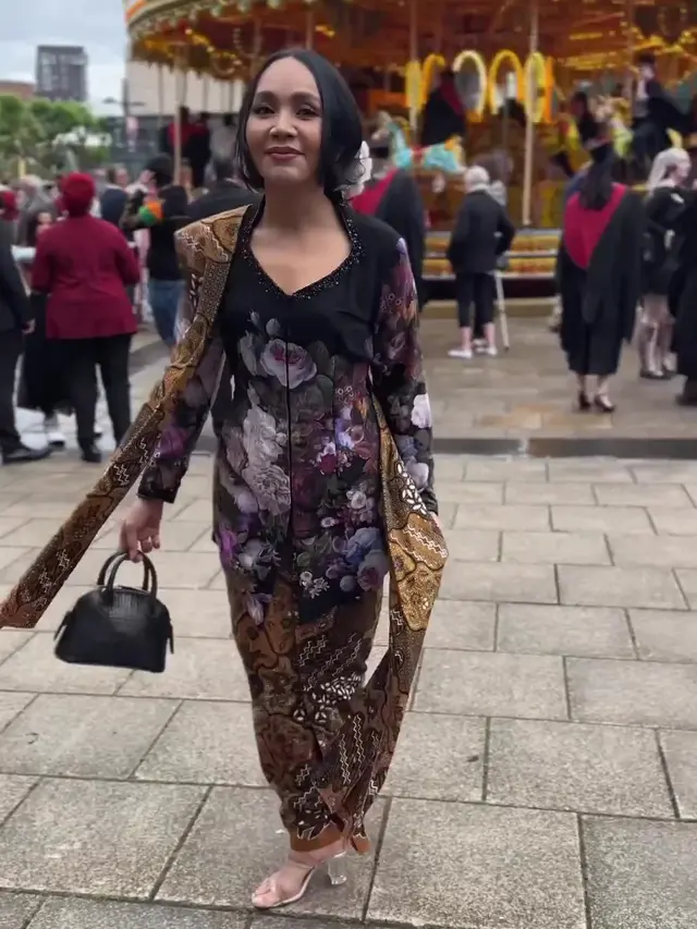 [Fimela] Dewi Gita Berkebaya di Inggris
