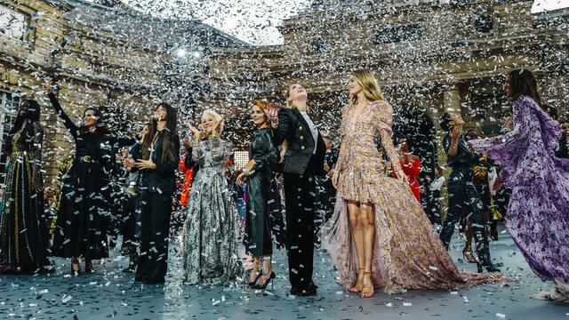 Camila Cabello Tampil Tanpa Dalaman di Paris Fashion Week 2019