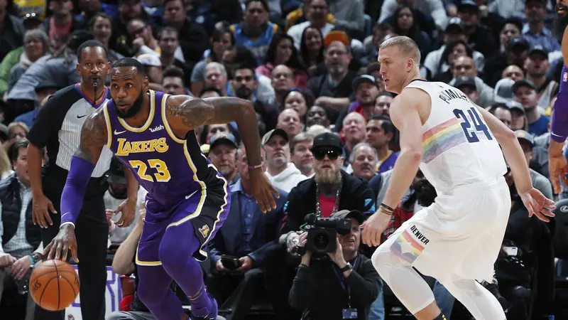 Bintang Los Angeles Lakers, LeBron James (kanan) saat melawan Denver Nuggets dalam laga lanjutan NBA 2018-2019