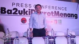 Basuki Tjahaja Purnama (Ahok) bersiap jelang konferensi pers terkait hasil hitung cepat Pilkada DKI 2017 di Jakarta, Rabu (14/4). Ahok memberikan ucapan selamat kepada Anies-Sandi yang menang versi hasil hitung cepat. (Liputan6.com/Angga Yuniar)