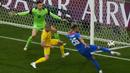 Striker Timnas Slovakia, Ivan Schranz (kanan) melepaskan tendangan yang menghasilkan gol ke gawang Timnas Ukraina pada laga matchday kedua Grup E Euro 2024 di Merkur Spiel-Arena, Dusseldorf, Jerman, Jumat (21/6/2024). (AP Photo/Alessandra Tarantino)