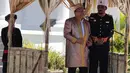 Tokoh nasional Rizal Ramli didampingi Sultan Tidore Husain Syah memberikan sambutan pada HUT ke 910 Kota Tidore di Kesultanan Tidore, Sulawesi Utara, Kamis (12/4). Pada kesempatan itu Rizal Ramli mengenakan baju adat kesultanan. (Liputan6.com/Pool/Ardi)