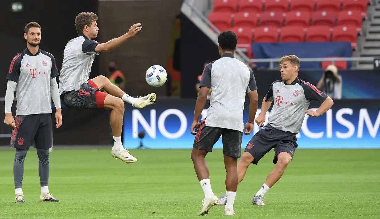 Pemain Bayern Munchen, Thomas Mueller, saat mengikuti sesi latihan jelang pertandingan Piala Super Eropa 2020 di Puskas Arena, Budapest, Kamis (24/9/2020). Bayern Munchen akan menghadapi juara Liga Europa, Sevilla. (AFP/Attila Kisbenedek)
