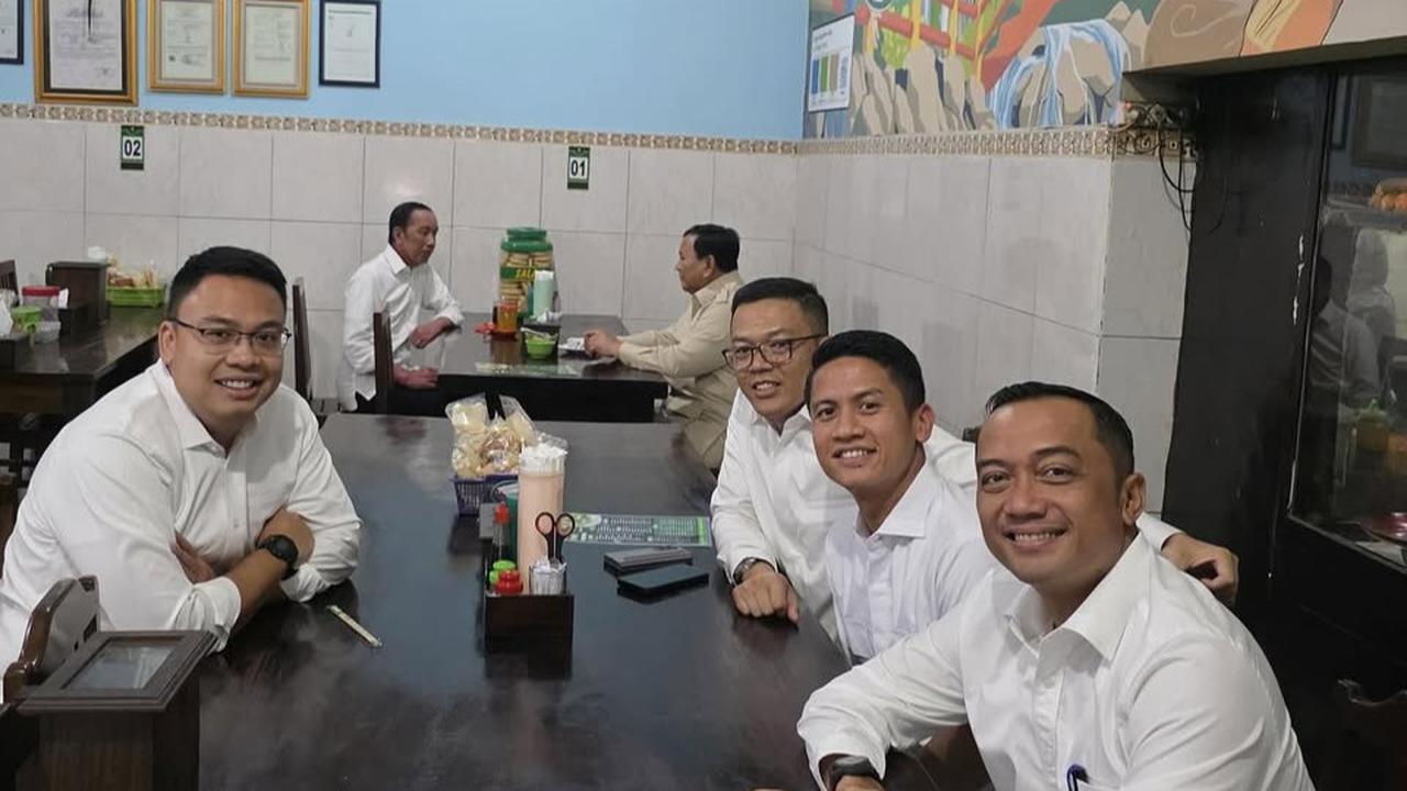 ⁠⁠Potret Prabowo & Jokowi di Warung Bakmi, Ajudan dan Menteri Ngawal Akrab Foto Bareng