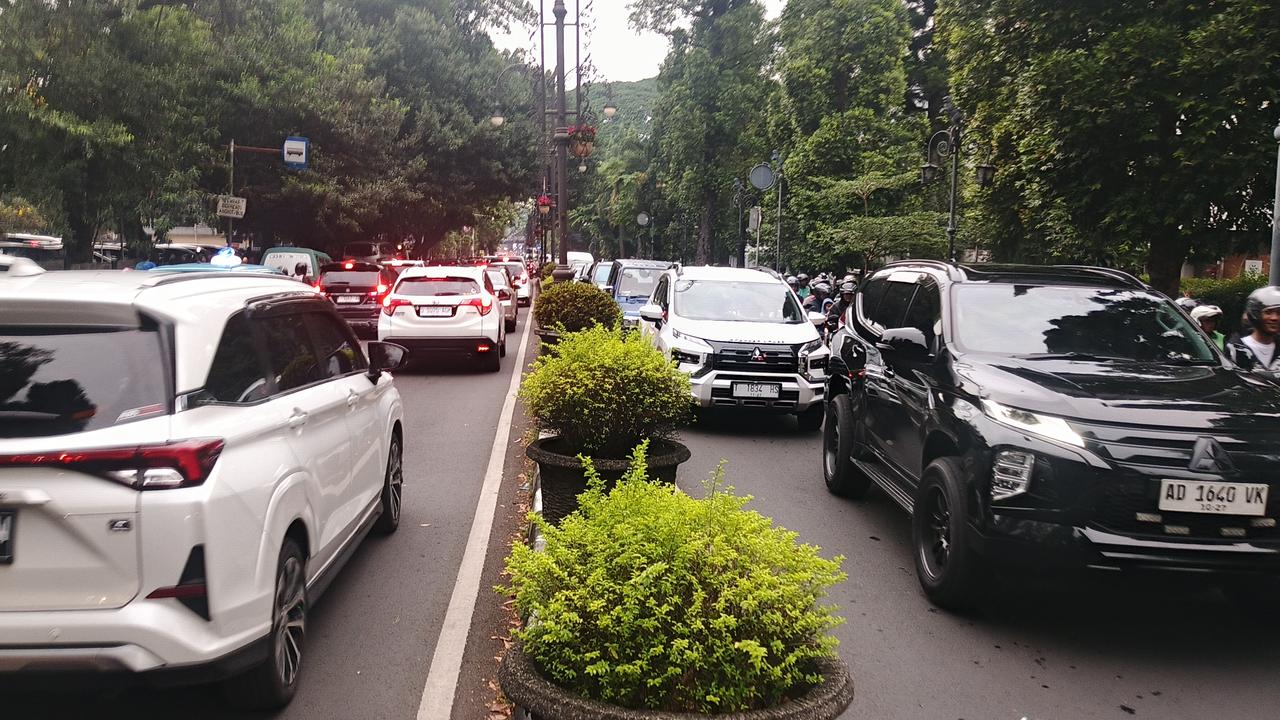 Ribuan Orang Padati Pasar Seni ITB, Jalan Dago Bandung Macet Parah