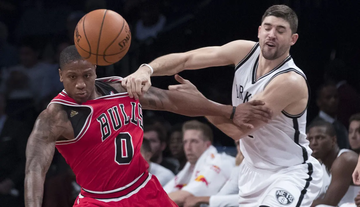 Chicago Bulls, Isaiah Canaan #0 berbeut bola dengan Brooklyn Nets guard, Joe Harris (kanan) pada laga NBA basketball game, (31/10/2016) Bulls menang 118-88. (AP/Mary Altaffer)