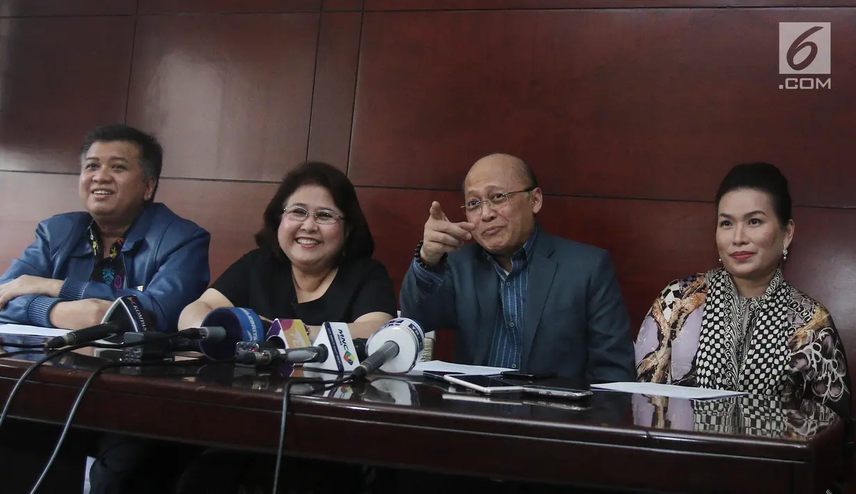 Mario Teguh saat jumpa pers syukuran kemenangan atas kasus Kiswinar, Jakarta (21/8). Mario Teguh melakukan syukuran karena Kepolisian menghentikan penyidikan kasus Kiswinar terhadap Mario Teguh yang mencemarkan nama baik. (Liputan6.com/Herman Zakharia)