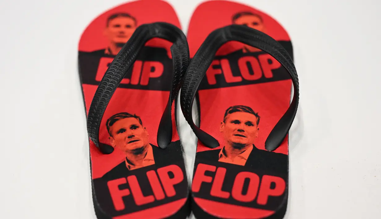 Sandal jepit bergambar pemimpin Partai Buruh oposisi Inggris Keir Starmer dijual di lokasi Konferensi tahunan Partai Konservatif di Manchester, Inggris utara, pada 3 Oktober 2023. (Oli SCARFF/AFP)