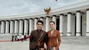 Aaliyah Massaid tampil anggun mengenakan kebaya kutubaru warna coklat karamel dari @anjiasmara. Sedangkan sang suami, Thariq Halilintar mengenakan beskap warna coklat tua. [@aaliyah.massaid].