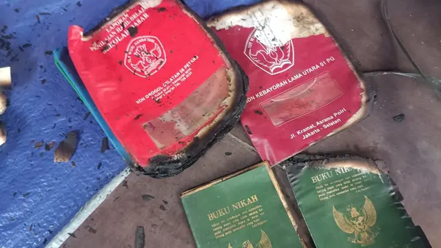 Kebakaran melanda permukiman padat di Jalan Teuku Nyak Arif, RT 05/01, Kebayoran Lama Utara, Jakarta Selatan. Di mana Rapor dan buku nikah ikut dilalap api.
