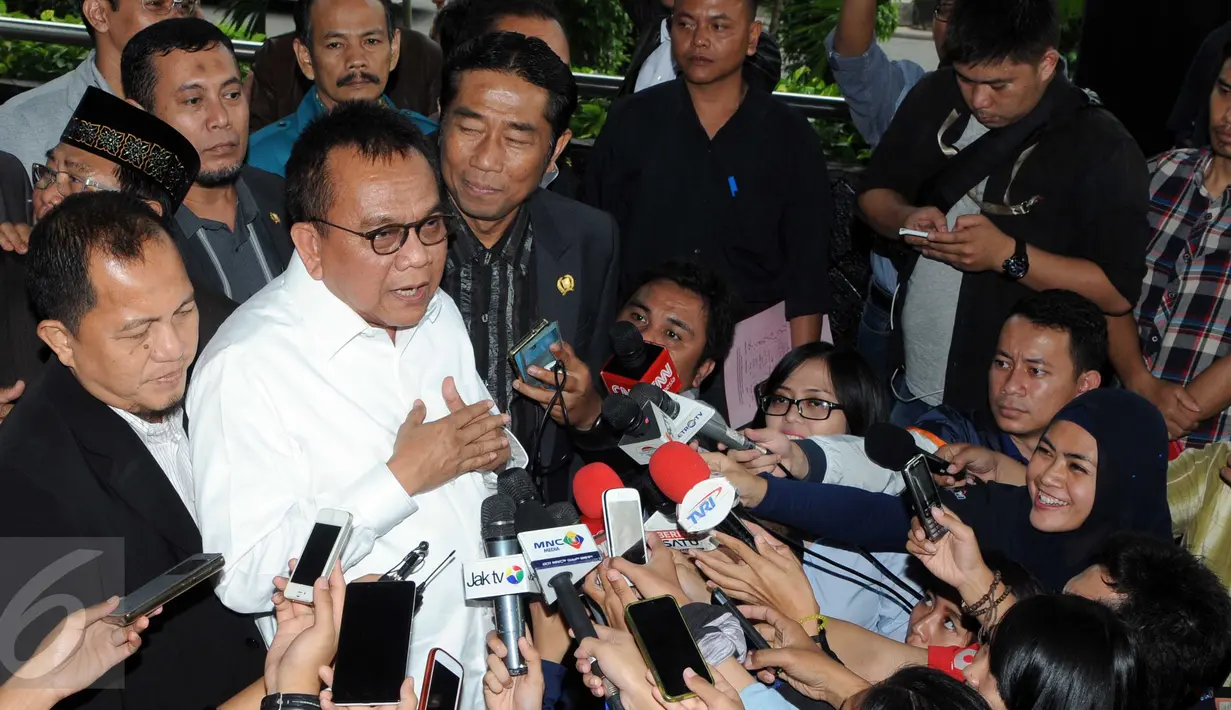 Wakil Ketua DPRD M Taufik (tengah) dan Abraham Lunggana (kanan) memberi keterangan di depan Gedung KPK, Jakarta, Rabu (17/2). Kedatangan puluhan anggota DPRD DKI itu untuk menanyakan soal kasus pembelian lahan RS Sumber Waras. (Liputan6.com/Helmi Afandi)