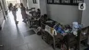 Sejumlah warga korban banjir saat tidur di lorong kelas salah satu ruang kelas SDN 01 Kampung Melayu, Jakarta, Minggu (21/2/2021). Sudah 2 hari ratusan warga dari 4 RW di Kelurahan Kampung Melayu mengungsi di gedung sekolah lantaran banjir yang tak kunjung surut. (merdeka.com/Iqbal S Nugroho)