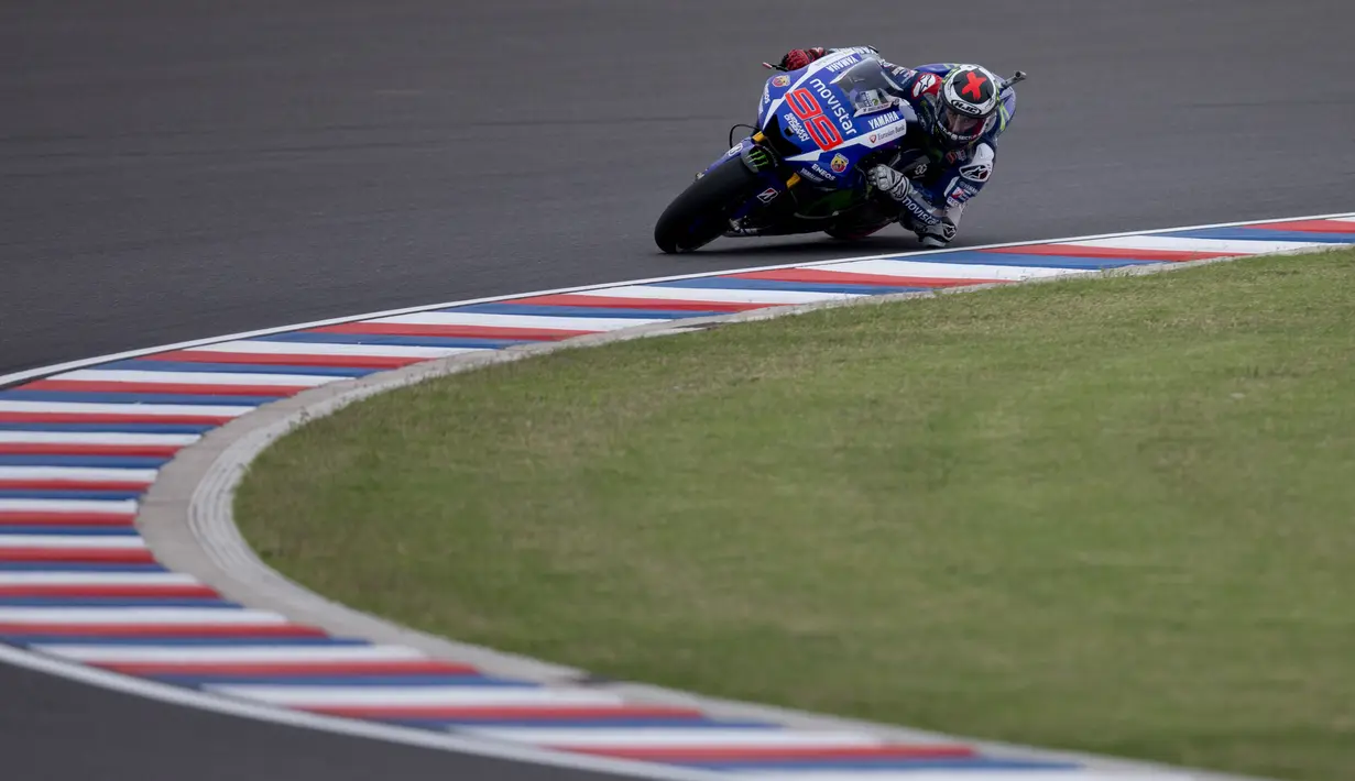 Jorge Lorenzo sedang latihan bebas pertama di Sirkuit Termas de Río Hondo, Jumat (17/4/2015) malam WIB. (AP Photo/Natacha Pisarenko)