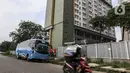 Bus pembawa WNI yang baru kembali dari luar negeri dan akan menjalani isolasi tiba di Wisma Atlet, Pademangan, Kemayoran, Jakarta Pusat, Sabtu (26/9/2020). Wisma Atlet Pademangan mempersiapkan dua tower tambahan untuk merawat orang tanpa gejala (OTG) COVID-19. (Liputan6.com/Johan Tallo)