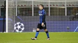 Gelandang Inter Milan, Nicolo Barella meninggalkan lapangan usai bertanding melawan Shakhtar Donetsk dalam laga lanjutan Grup B Liga Champions di stadion San Siro di Milan, Italia, Kamis (10/12/2020). Inter Milan hanya bermain imbang 0-0 dengan Shakhtar Donetsk. (AP Photo/Antonio Calanni)