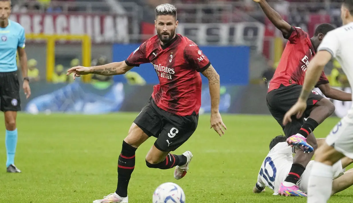 Pemain AC Milan, Olivier Giroud, menggiring bola saat melawan Lazio pada giornata ketujuh Serie A 2023/2024 di Stadion San Siro, Mingggu (1/10/2023). AC Milan menang dengan skor 2-0. (AP Photo/Luca Bruno)