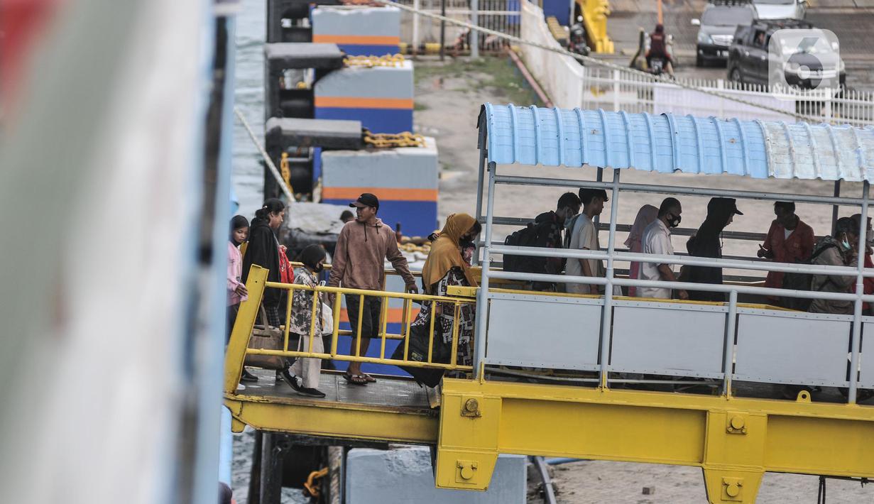 <p>Pemudik menuruni kapal saat tiba di Pelabuhan Bakauheni, Lampung Selatan, Sabtu (30/4/2022).  Selain terjangkau dalam harga tiket, mudik dengan kapal juga menyajikan panorama keindahan laut dan pulau yang membentang sepanjang perjalanan. (merdeka.com/Iqbal S. Nugroho)</p>