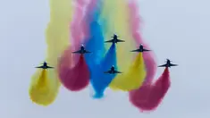 Jet tempur Tiongkok melakukan atraksi udara dalam acara Zhuhai Air Show, di Provinsi Guangdong, Tiongkok, Selasa (1/11). Tiongkok memamerkan sejumlah jet tempur miliknya ke hadapan publik. (REUTERS/ China Daily)