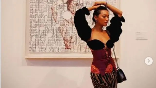 Potret Sensual Asmara Abigail dalam Balutan Kebaya Modifikasi