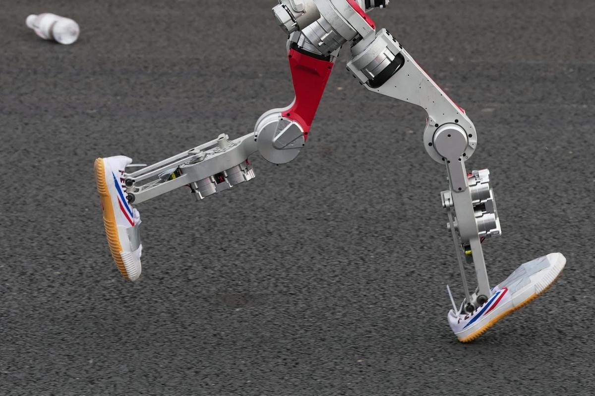 FOTO: Robot Humanoid Unjuk Kecepatan di Ajang Lari Marathon Beijing
