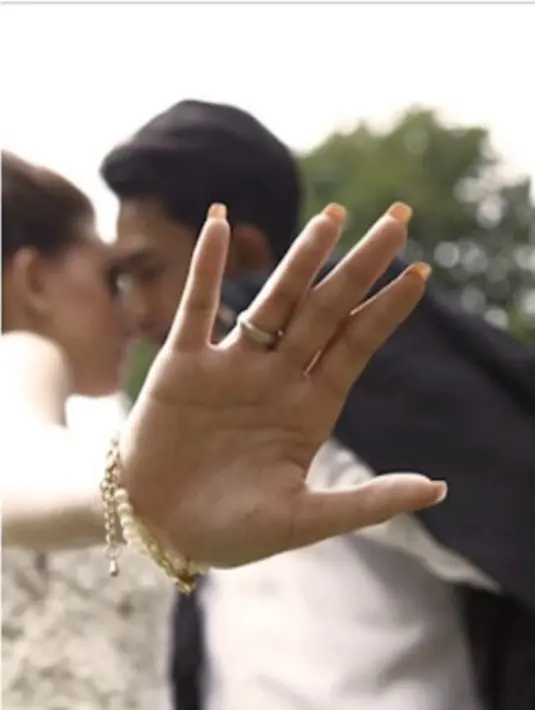 Di akun instagramnya, Dahlia menyatakan kalau dirinya beruntung bisa mengaruhi hubungan bersama Fandy dan kini mereka sudah diikat dalam ikatan pernikahan. "Im so lucky to have you #24nov," katanya mengungkapkan isi hatinya. (via instagram/@dahpol_)