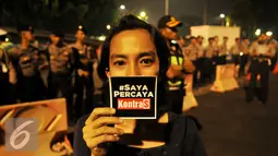 Aktivis melakukan aksi solidaritas #MelawanGelap untuk Koordinator Kontras Haris Azhar di depan Istana Merdeka, Jakarta, Jumat (5/8). Haris Azhar terancam dikriminalisasikan akibat mengungkap testimoni Freddy Budiman. (Liputan6.com/Gempur M Surya)
