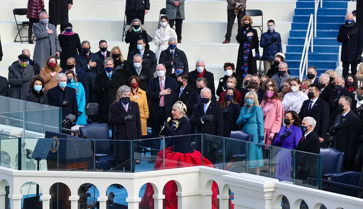 Penyanyi AS Lady Gaga menyanyikan Lagu Kebangsaan AS selama Pelantikan Presiden terpilih AS Joe Biden di Front Barat Capitol AS di Washington, DC (20/1/2021). (Alex Wong/Getty Images/AFP)