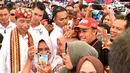 Warga berselfie dengan Presiden Joko Widodo saat acara penyerahan 1.300 sertifikat hak atas tanah untuk masyarakat di Kab Lampung Tengah, Jumat (23/11). Penyerahan sertifikat ini rangkaian kunjungan kerja Presiden ke Lampung. (Liputan6.com/HO/Biropers)