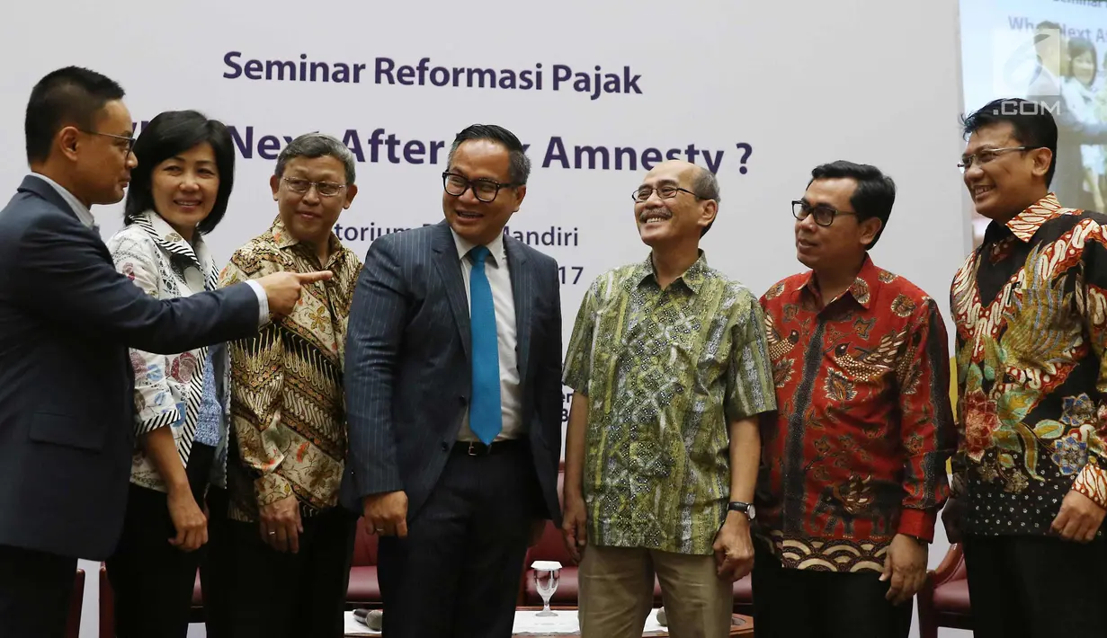 Dirut Bank Mandiri Kartika Wirjoatmodjo (tengah) berbincang dengan narasumber saat Seminar Reformasi Pajak di Jakarta, Senin (30/10). Seminar ini mengupas isu-isu yang mewarnai kelanjutan proses reformasi di bidang perpajakan. (Liputan6.com/Angga Yuniar)