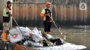 Petugas membawa tumpukan sampah hasil bersih-bersih pada kegiatan Grebeg Kali Ciliwung. (Liputan6.com/Herman Zakharia)