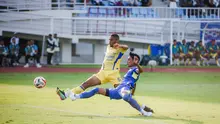 Bek kiri Arema FC, Johan Alfarizi menjuauhkan bola dari kejaran striker Persib Bandung, Uilliam Barros dalam laga pekan keenam BRI Super League 2025/2026 di Stadion Kanjuruhan, Kabupaten Malang, Senin (22/9/2025). (Bola.com/Iwan Setiawan).