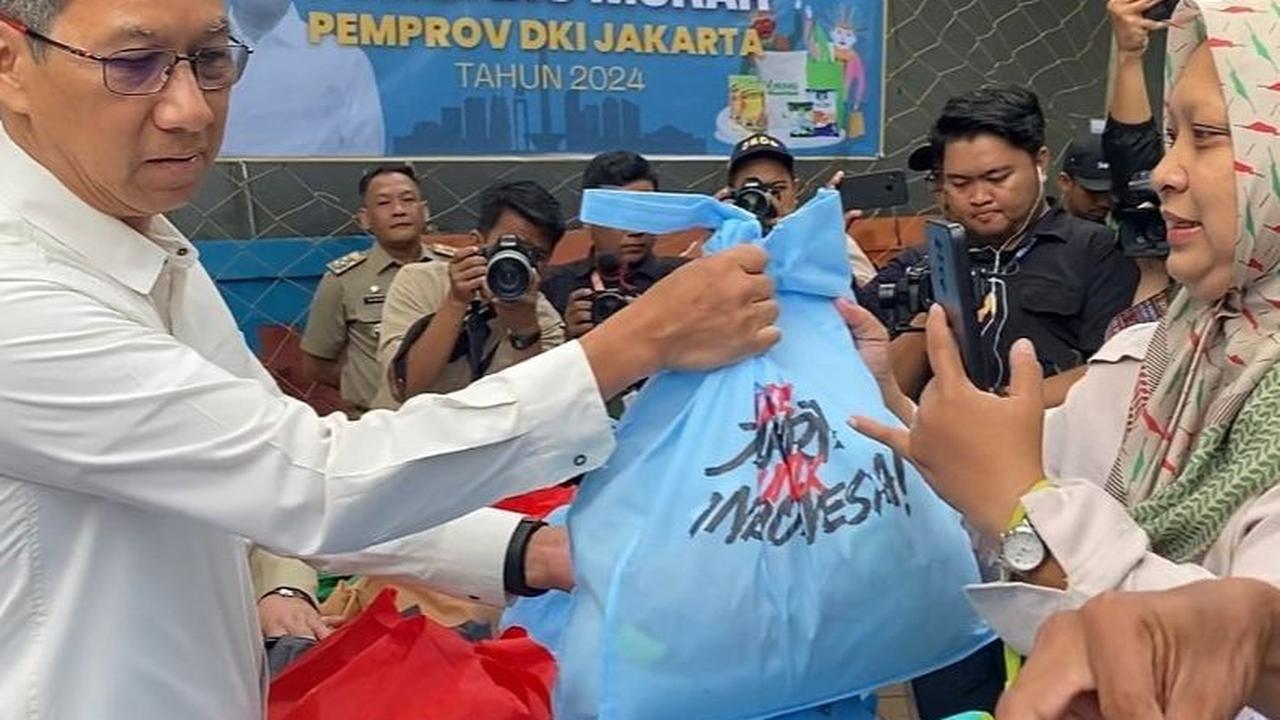 Dalam foto yang dibagikan, Heru terlihat tengah membagikan Bansos kepada warga berupa sembako yang dibungkus di dalam tas berwarna biru muda.