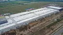 Foto dari udara memperlihatkan pembangunan pabrik Tesla di Shanghai, China pada Selasa (16/7/2019). Pembangunan pabrik ini menjadi langkah pertama Tesla untuk melokalkan produksi di pasar automotif terbesar dunia tersebut. (AFP Photo)