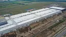 Foto dari udara memperlihatkan pembangunan pabrik Tesla di Shanghai, China pada Selasa (16/7/2019). Pembangunan pabrik ini menjadi langkah pertama Tesla untuk melokalkan produksi di pasar automotif terbesar dunia tersebut. (AFP Photo)
