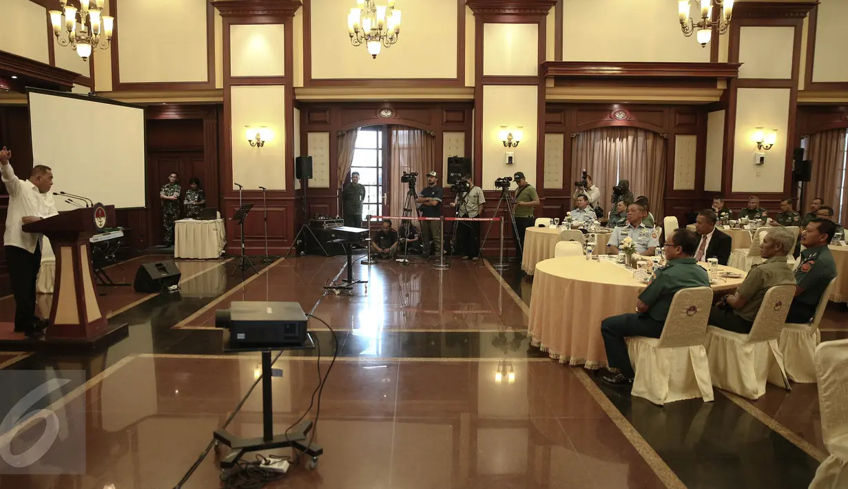 Menteri Pertahanan Ryamizard Ryacudu memberikan paparan usai menyerahkan sertifikat dan penghargaan dari Menteri Pertahanan Timor Leste kepada Tim Misi Pelayanan Kesehatan  Indonesia  di Kemenhan RI, Jakarta, (23/5/2016). (Liputan6.com/Faizal Fanani)