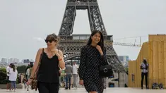 Orang-orang melintasi alun-alun Trocadero dekat Menara Eiffel di Paris, Kamis (17/6/2021). Prancis mengumumkan melonggarkan aturan pembatasan COVID-19, mencabut aturan penggunaan masker di luar ruangan dan menghentikan jam malam mulai pekan ini setelah delapan bulan terakhir. (AP Photo/Michel Euler)
