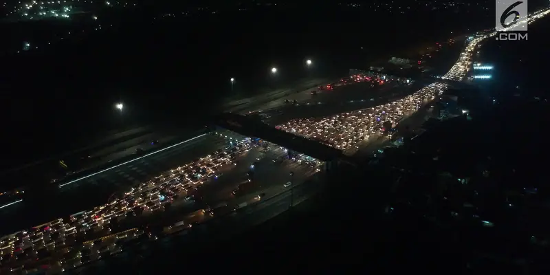 Kepadatan Kendaraan di Gerbang Tol Cikarang Utama