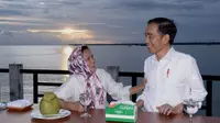Presiden Jokowi dan Ibu Negara Iriana menikmati senja di Kabupaten Kaimana, Papua Barat. (Dok BPMI Setpres)