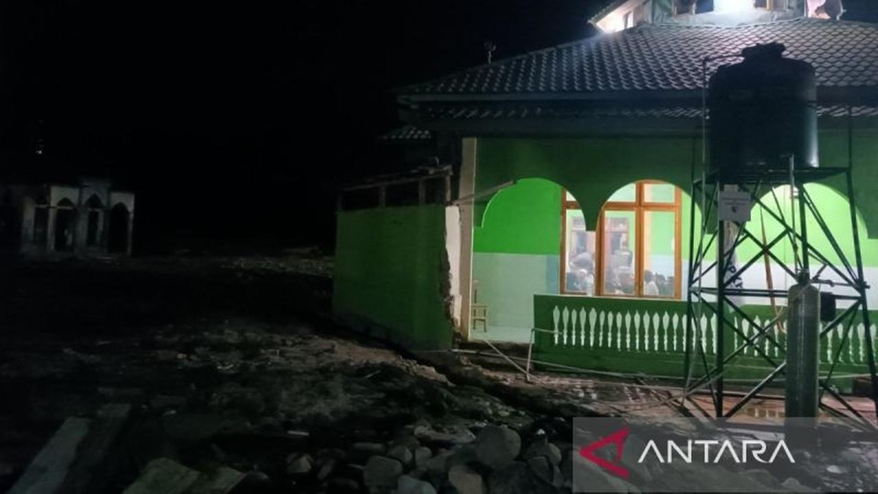Penyintas Banjir Tapsel Gelar Shalat Tarawih Perdana di Masjid yang Terdampak Bencana