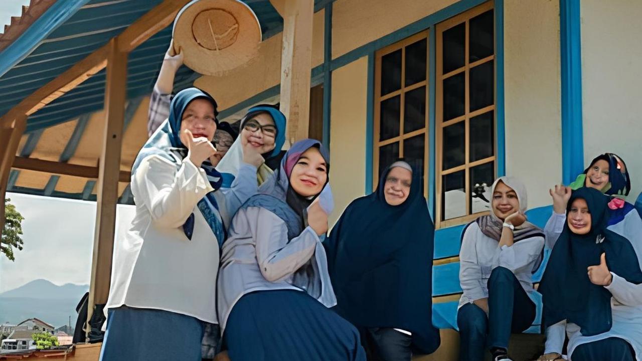 Sensasi Wisata di Kampung Kawangi Sumedang, Makan Menu Sunda di Rumah Panggung Kuno Tengah Sawah