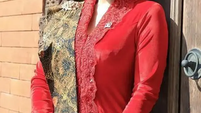 Inspirasi Baju Batik Kombinasi untuk Pesta Pernikahan ala Artis, dari Yura Yunita hingga Nadine Chandrawinata. (instagram/krisdayantilemos)