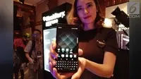 Model perlihatkan BlackBerry KeyOne. (Liputan6.com/ Andina Librianty)