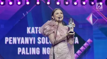 Penyanyi Rossa memberikan pidato kemenangan setelah menerima penghargaan dalam ajang musik SCTV Music Awards 2019 di Studio 6 Emtek City, Jakarta, Jumat (26/4). Rossa menyabet piala penghargaan penyanyi solo wanita paling ngetop SCTV Music Awards 2019. (Fimela.com/Bambang E. Ros)