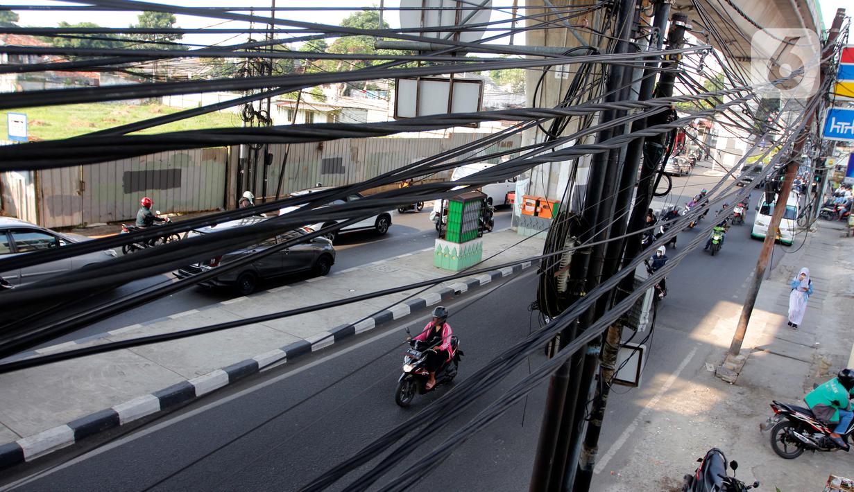 Selain itu juga dapat membahayakan keselamatan pejalan kaki maupun pengendara yang melintas. (Liputan6.com/Johan Tallo)