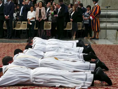 Sejumlah Imam baru yang telah ditahbiskan berbaring di Basilika Santo Petrus yang dipimpin oleh Paus Francis di Vatikan, 17 April 2016. Berbagai proses dilewati para Imam baru ini untuk menjadi Imam di Vatikan. (REUTERS / Alessandro Bianchi)