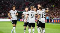 Para pemain Timnas Jerman melakukan selebrasi usai membobol gawang lawan. (Dok. GES Sportifoto/Twitter@DFB_Team_EN)