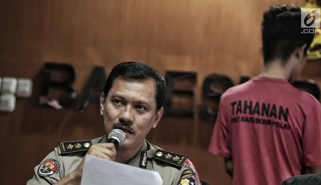Kasubag Opinev Bag Penum Humas Polri AKBP Zahwani Pandra Arsyad saat rilis kasus tindak pidana pemerasan secara online dengan cara penyediaan jasa video call sex (vcs) di Bareskrim Polri, Jakarta, Jumat (15/2). (Liputan6.com/Faizal Fanani)